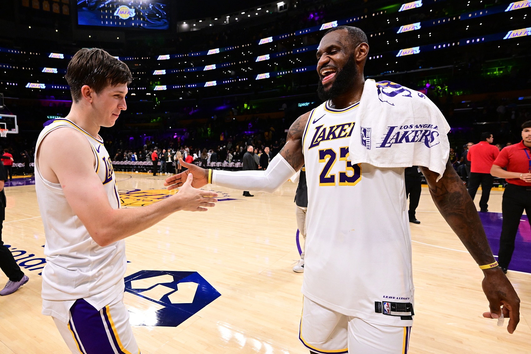 阿里纳斯建议湖人给里夫斯阴阳合同：规则照办只能垫底