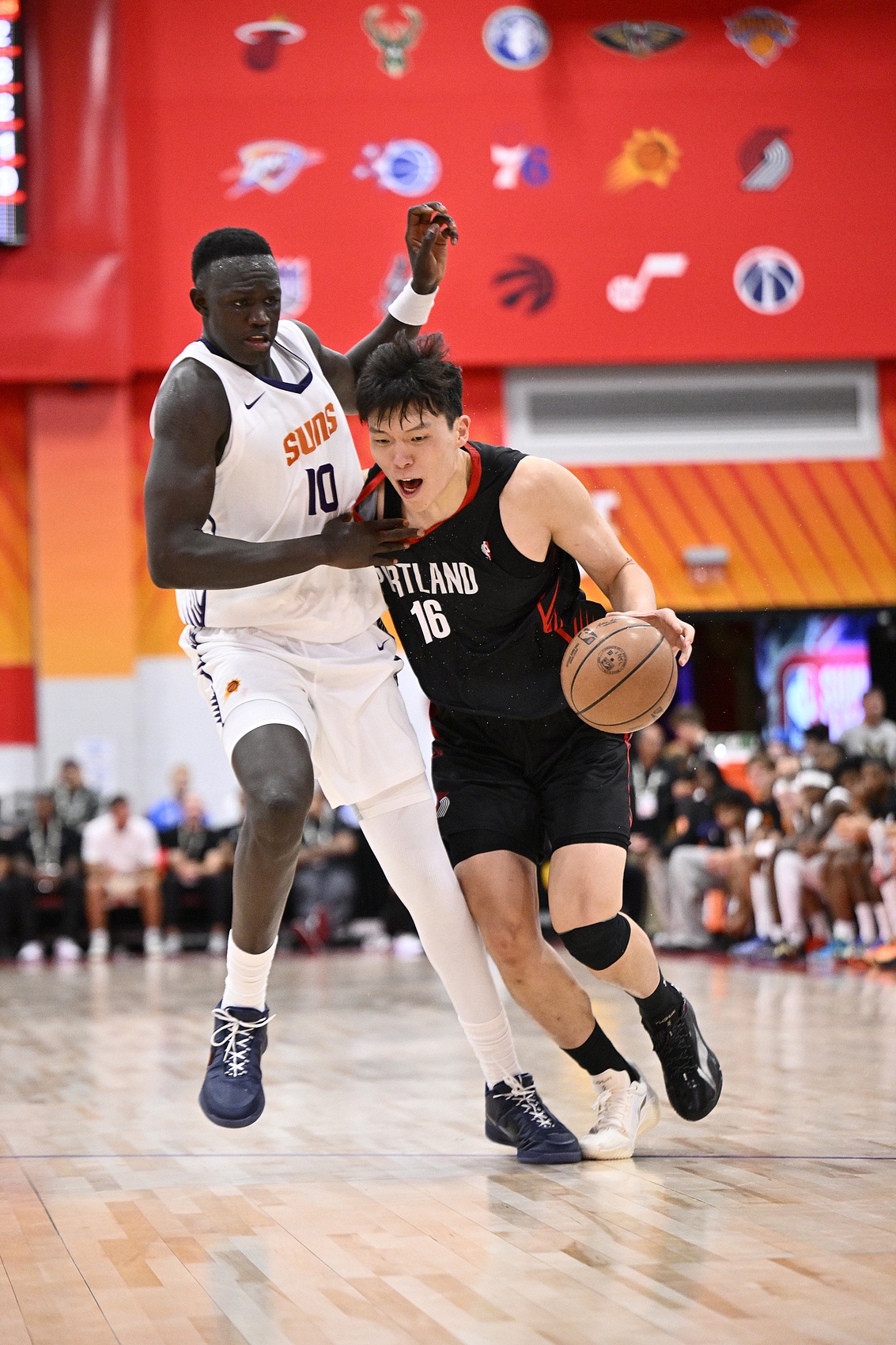 杨瀚森夏联遭马卢阿奇压制 内线对抗短板暴露