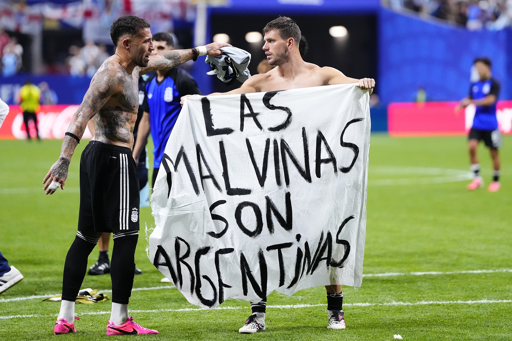 特朗普确认出席世界杯决赛并计划颁奖，阿根廷举马岛横幅遭FIFA调查
