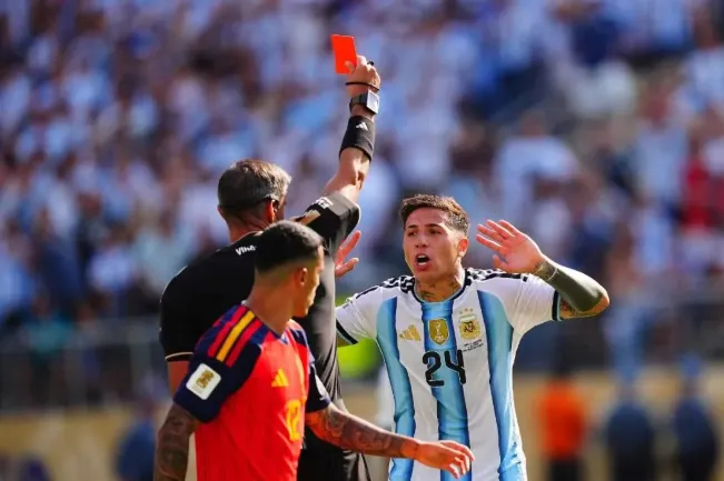 亚马尔20岁封王,西班牙传控碾压阿根廷,梅西泪别金杯 亚马尔20岁封王,西班牙传控碾压阿根廷,梅西泪别金杯