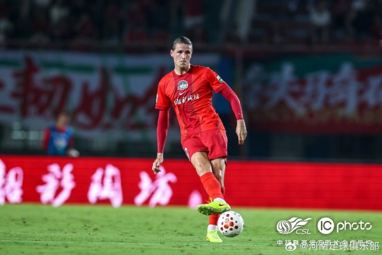 古斯塔沃头球先拔头筹 河南俱乐部彩陶坊1-1大连英博海发